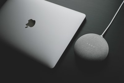 黑色桌子上的银色macbook